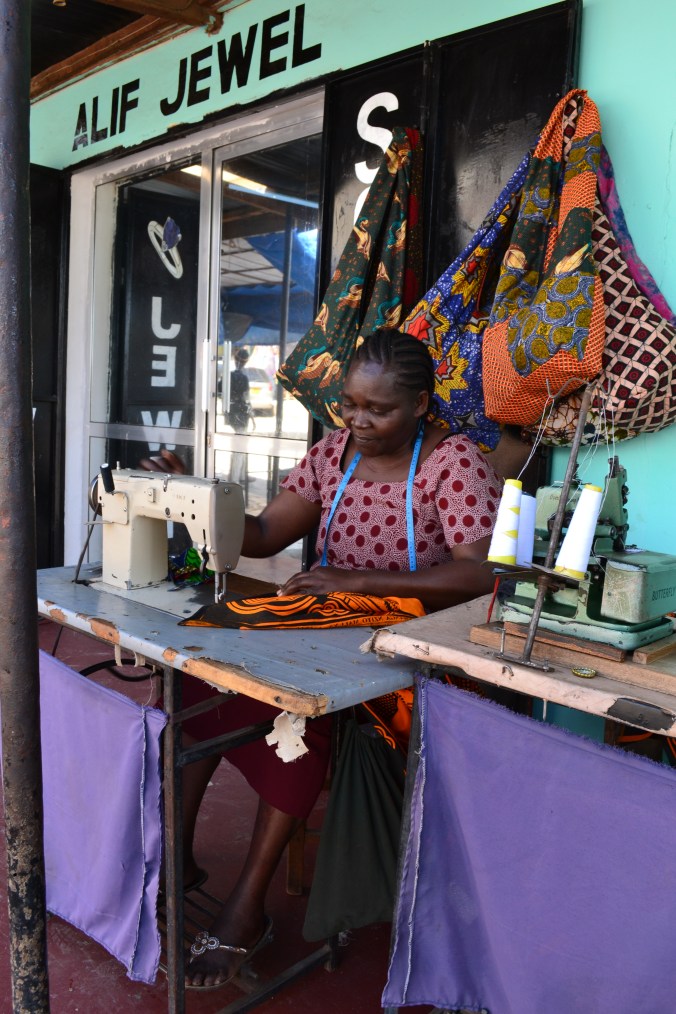 La mama qui coud devant Hotsun Safaris.